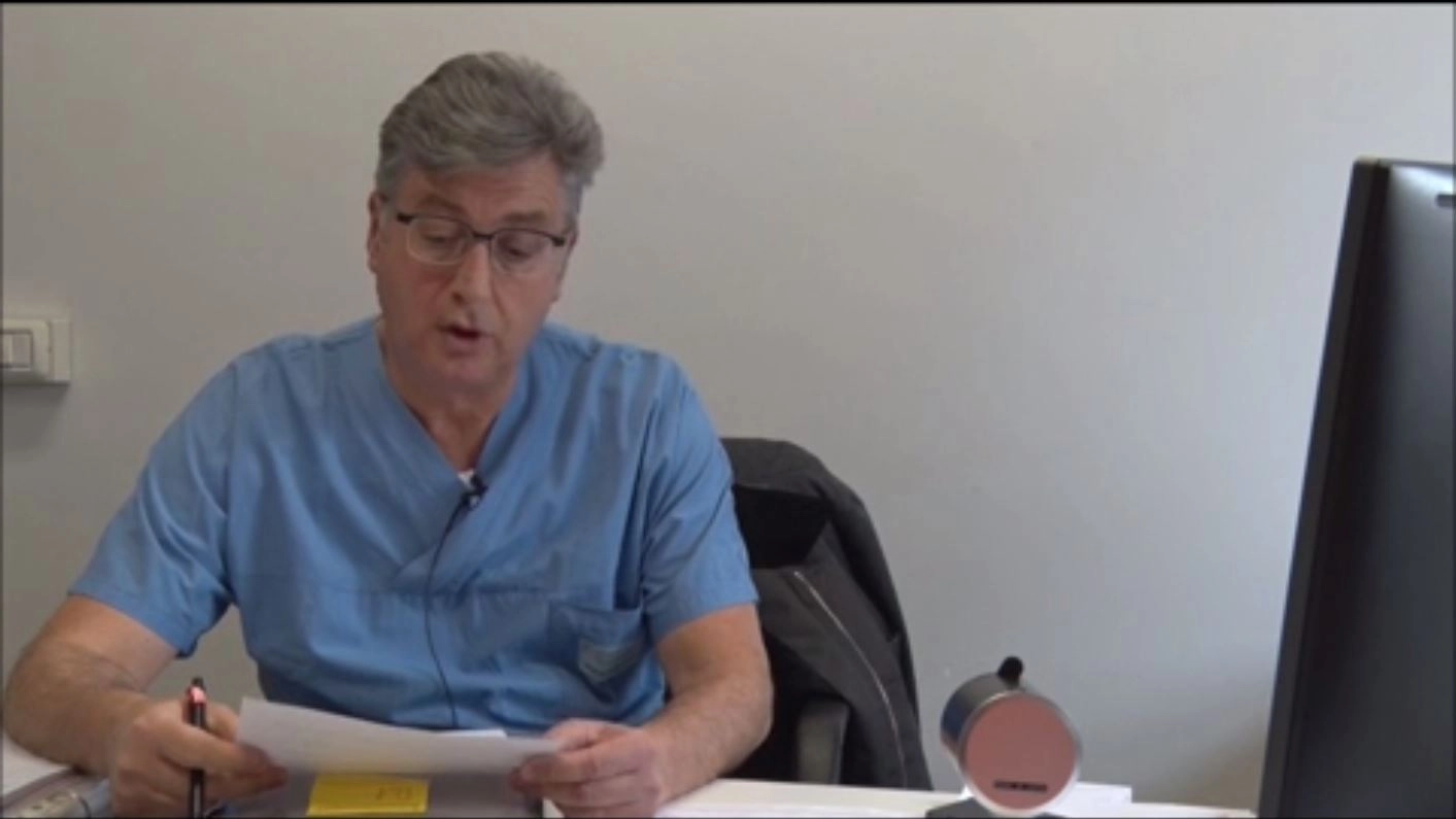 Il professor Cavallini legge il bollettino medico di Stefano Tondi