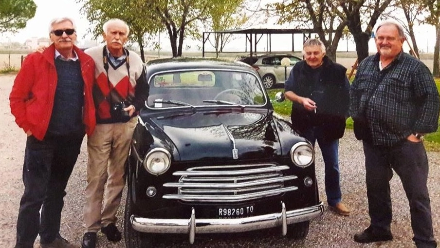 Vanni Vezzi, Guliano Maroncelli, Giuliano Ricci  e Valerio Ravaioli con la Fiat 1100
