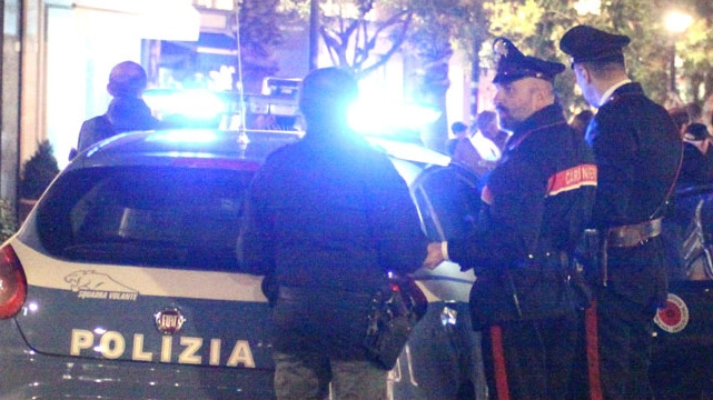 Un intervento  di polizia e carabinieri in un’immagine di repertorio