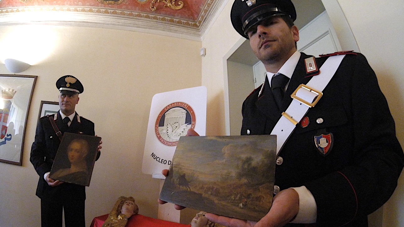 Alcune delle opere recuperate dai carabinieri (foto Antic)