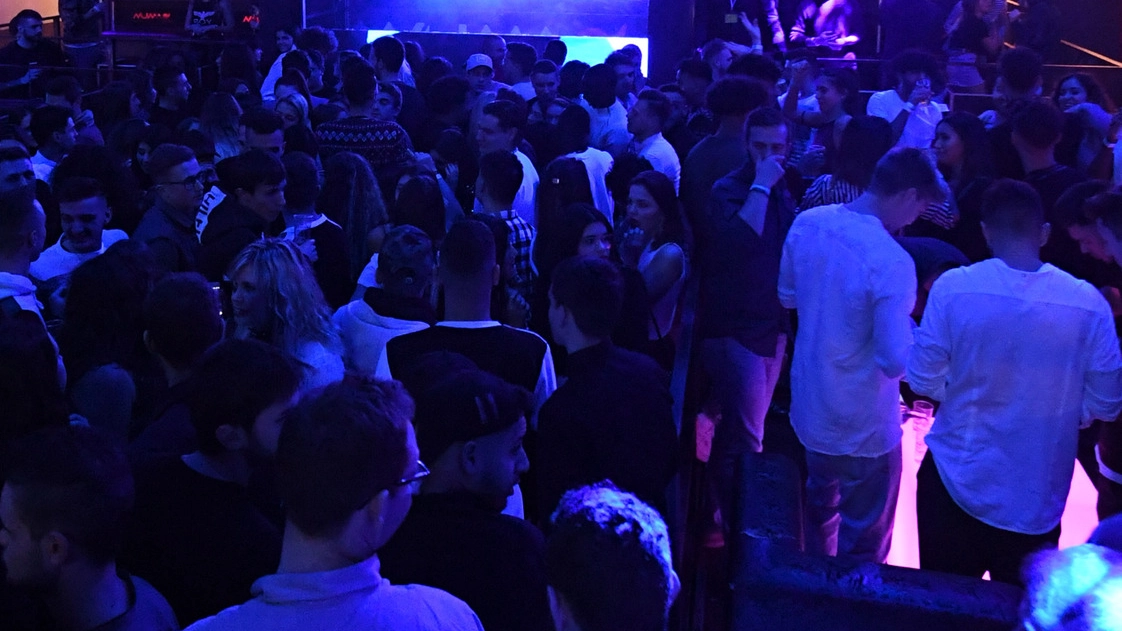 Una festa in discoteca (foto d'archivio)