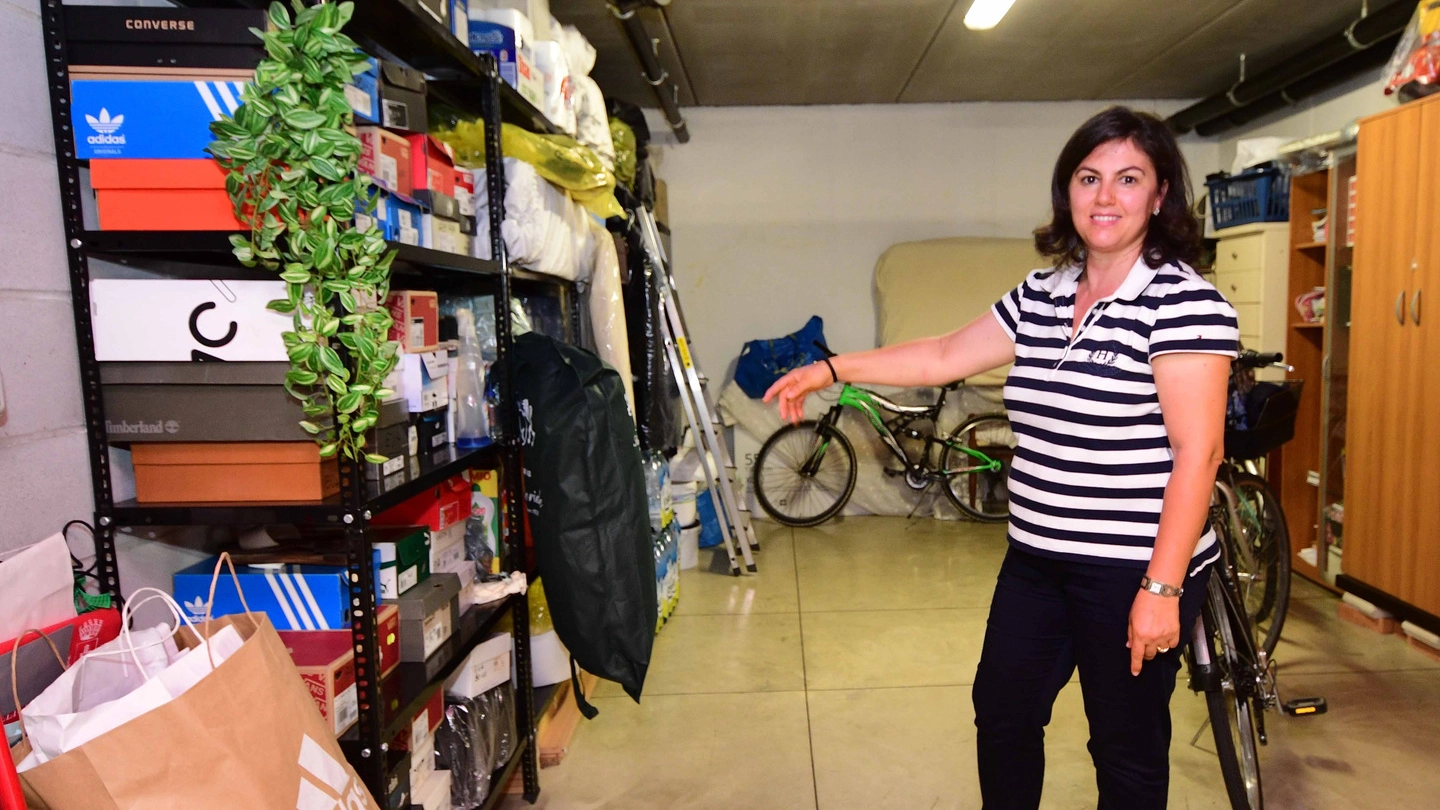Una residente mostra i garage presi di mira dai ladri in via Marmolada (Foto Donzelli)