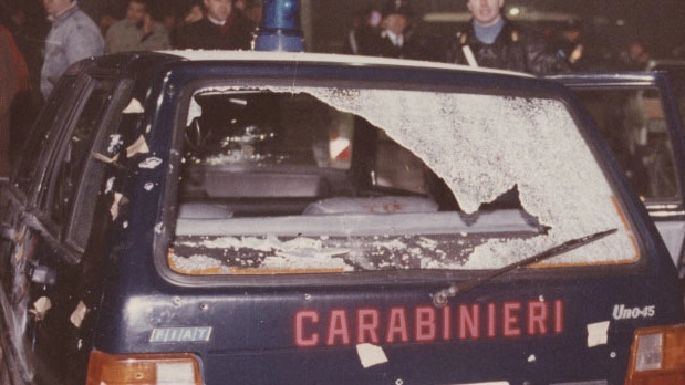L’auto dei carabinieri Mitilini, Moneta e Stefanini, martoriata dai colpi dei Savi