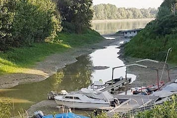 Barche in secca nel fiume Po (foto Lecci)