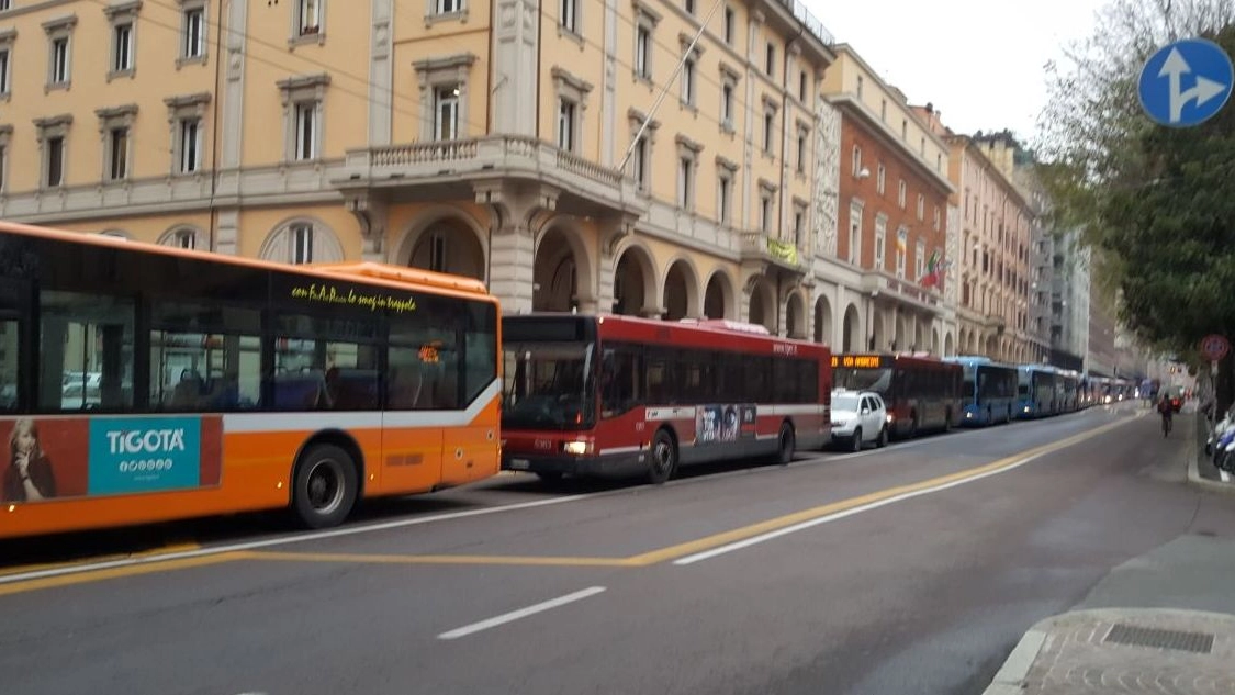 Bologna, la fila degli autobus in via Marconi (foto Dire)