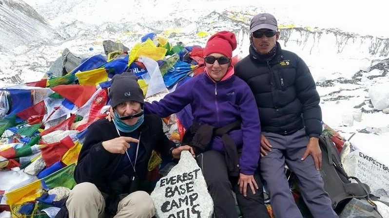 La coppia sull'Everest con una guida