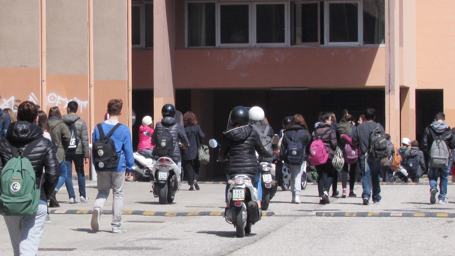 Studenti al Campus scolastico di via Nanterre a Pesaro