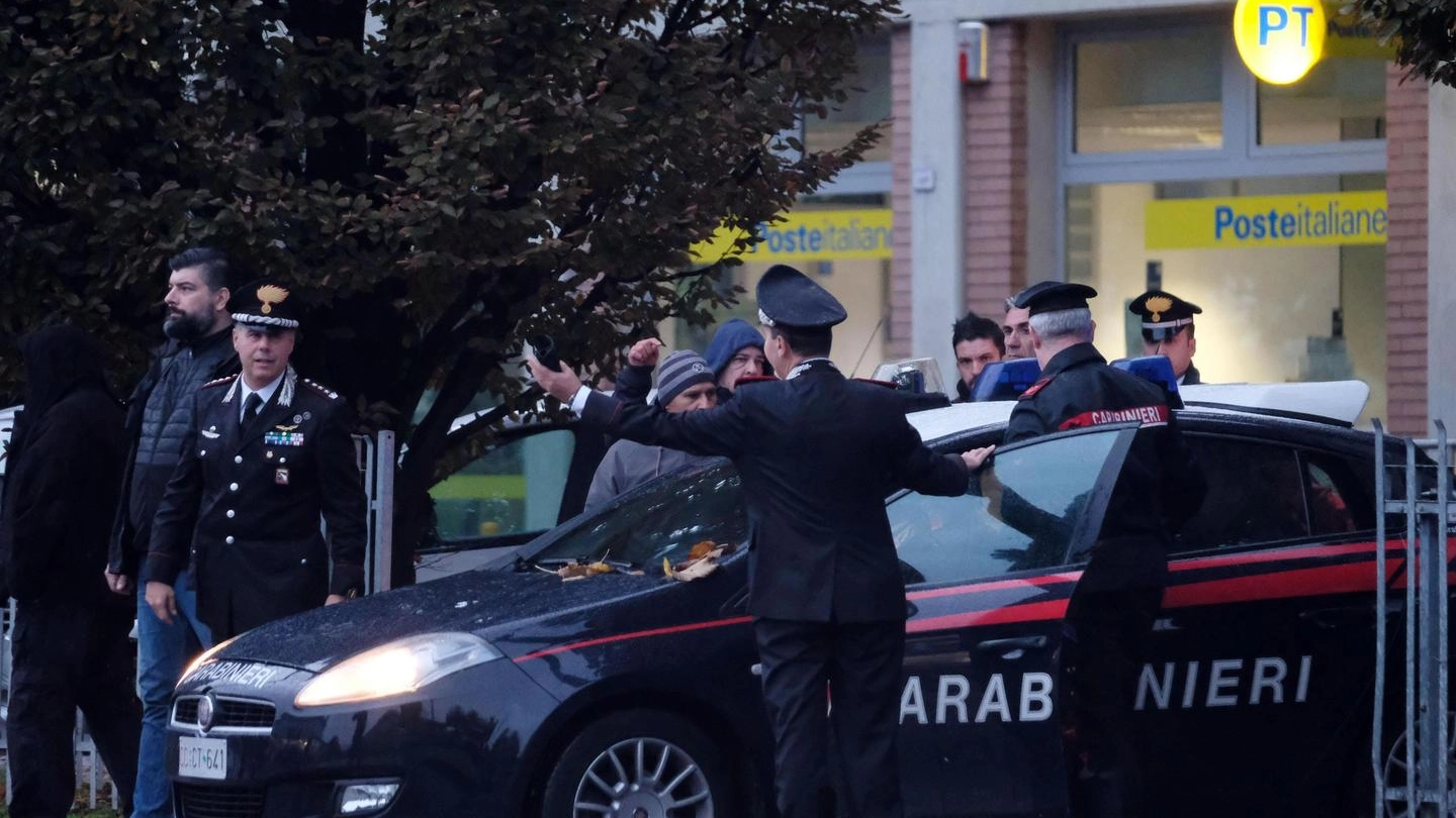 Reggio Emilia, i carabinieri prendono in custodia Francesco Amato (Ansa)
