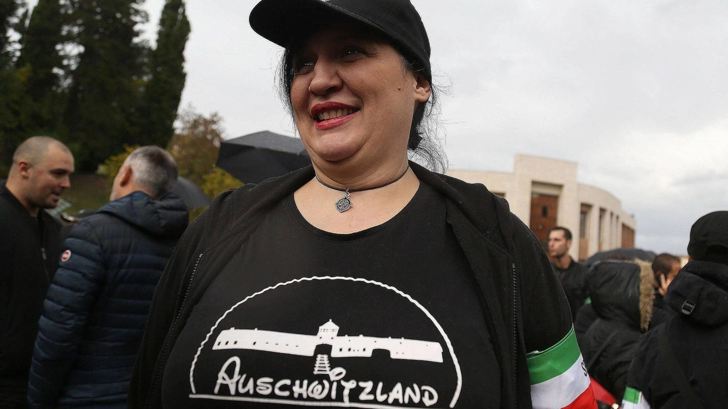 Selene Ticchi a Predappio nell’ottobre 2018 con la maglietta Auschwitzland