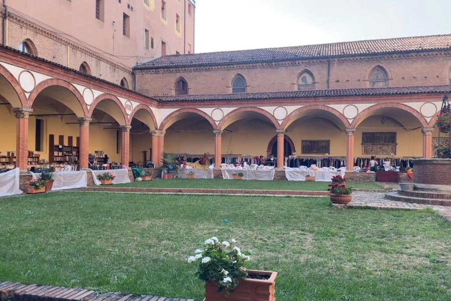 Il mercatino di San Francesco nel chiostro della basilica (Foto Gravili)