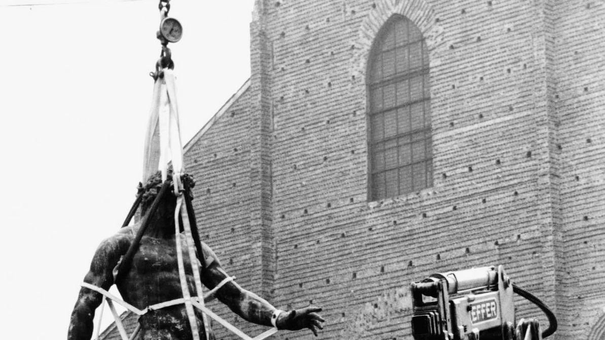 1988 Il Nettuno viene imbragato e trasportato nel cortile di Palazzo d’Accursio
