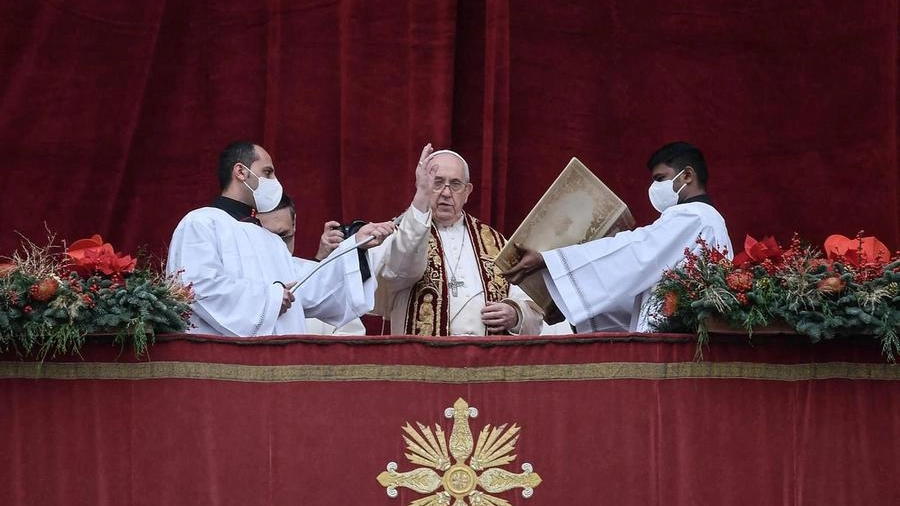 Papa Francesco durante la benedizione 'Urbi et Orbi' di Natale (Ansa)