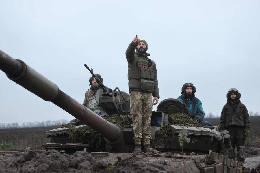 Soldati ucraini sopra un tank (Ansa)