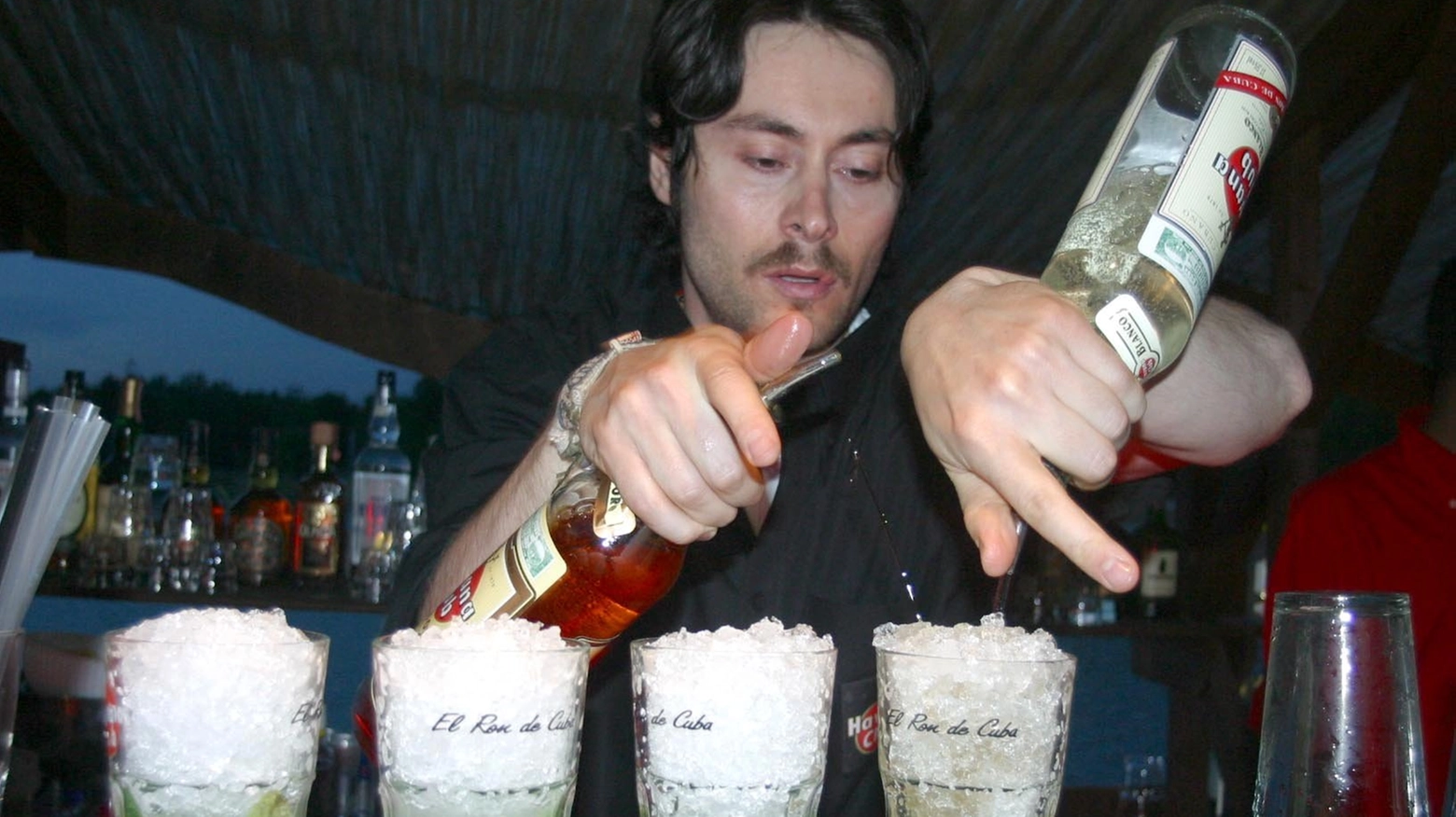 Un barman a lavoro in discoteca (foto archivio Newpress)