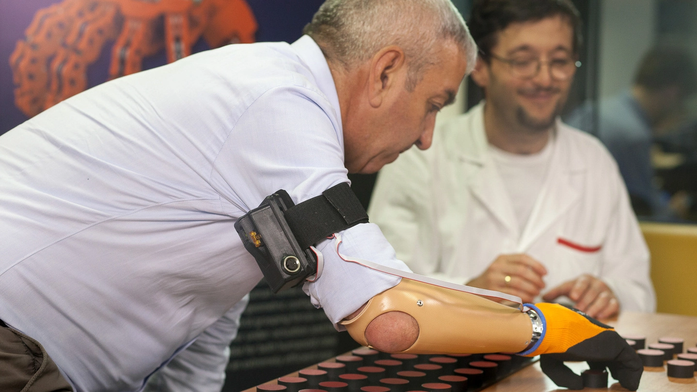 Il primo cliente del Centro protesi di Vigorso, Marco Zambelli, mostra le peculiarità della mano artificiale