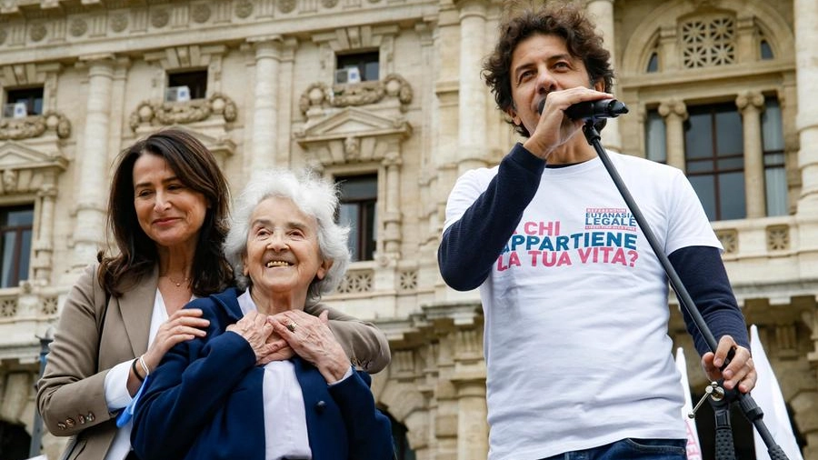 Filomena Gallo, Mina Welby e Marco Cappato durante il deposito delle firme per referendum