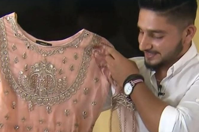 Saqib mostra l’abito, fatto arrivare dal Pakistan, che Saman avrebbe indossato 