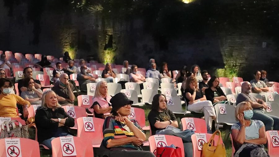 Pubblico distanziato durante una delle proiezioni del cinema sotto le stelle