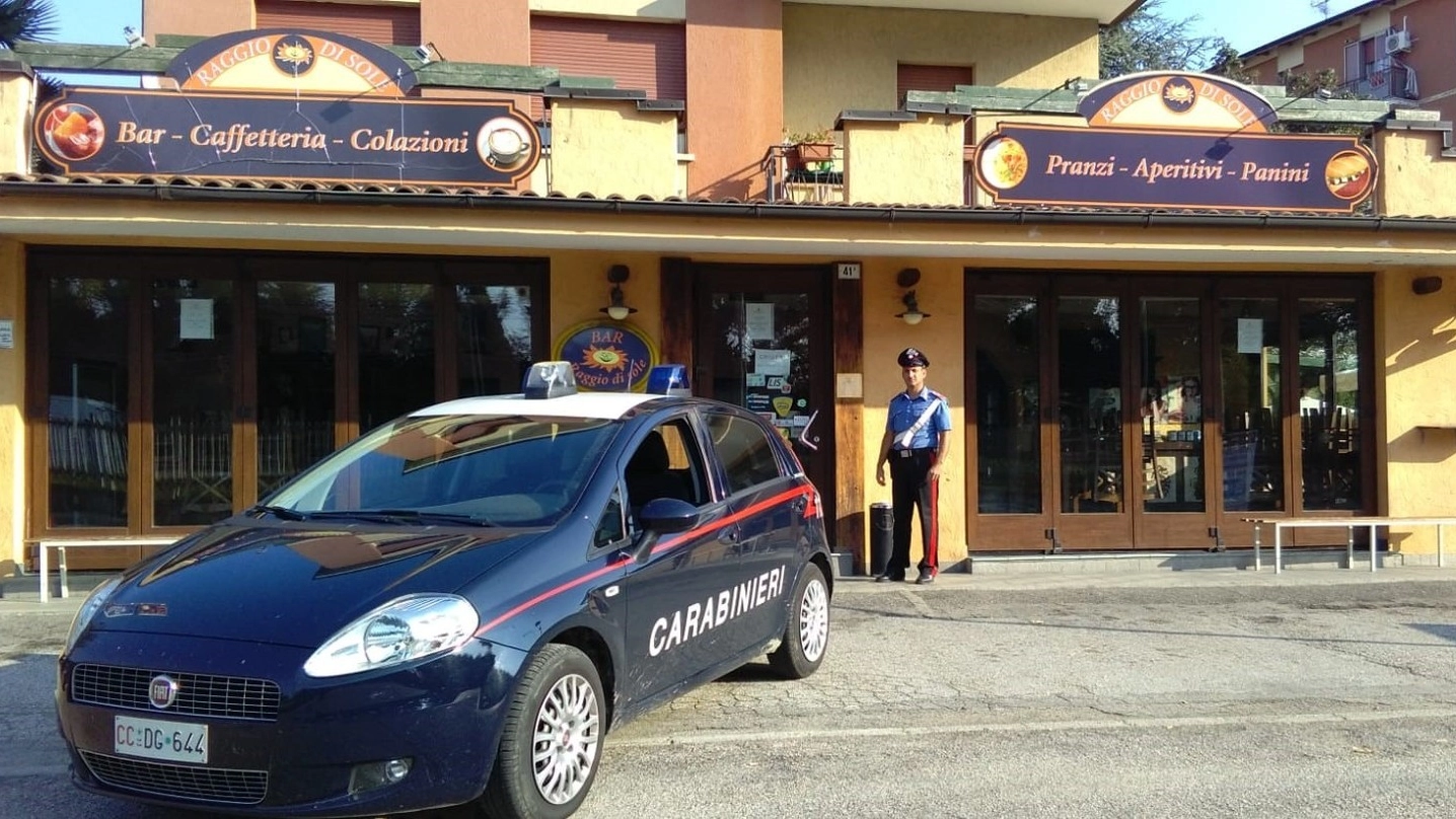 Il bar chiuso dai carabinieri