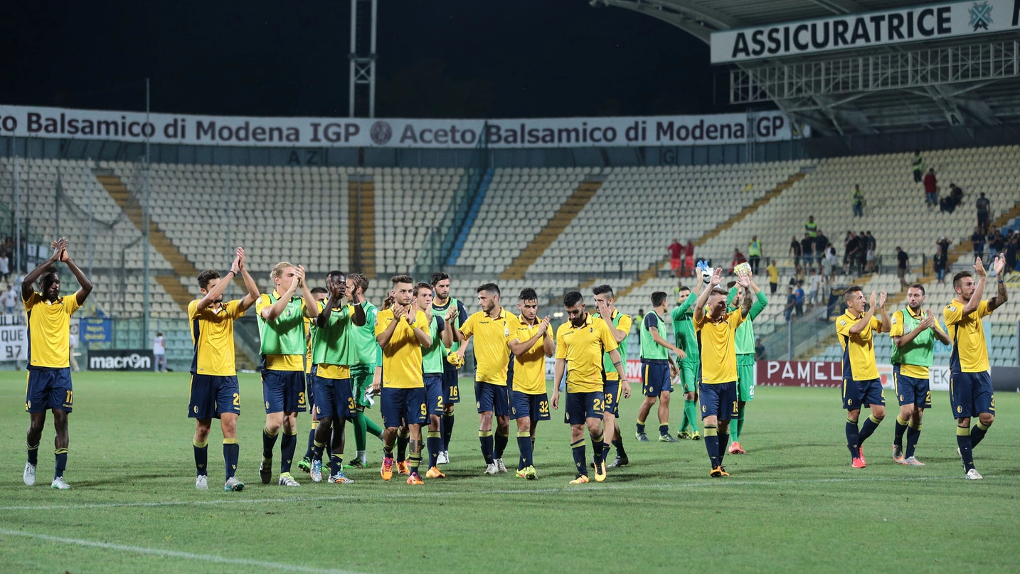 I giocatori del Modena ricambiano gli applausi del pubblico al termine della sfida pareggiata con il Parma