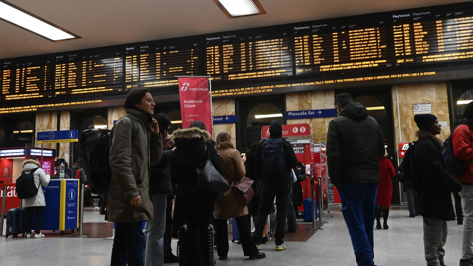 Sciopero dei treni, lunedì sarà un giorno nero:  nella foto d'archivio attese alla  stazione di Bologna