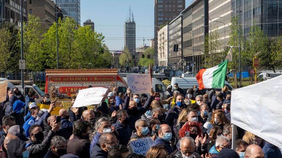 La protesta degli ambulanti a Milano