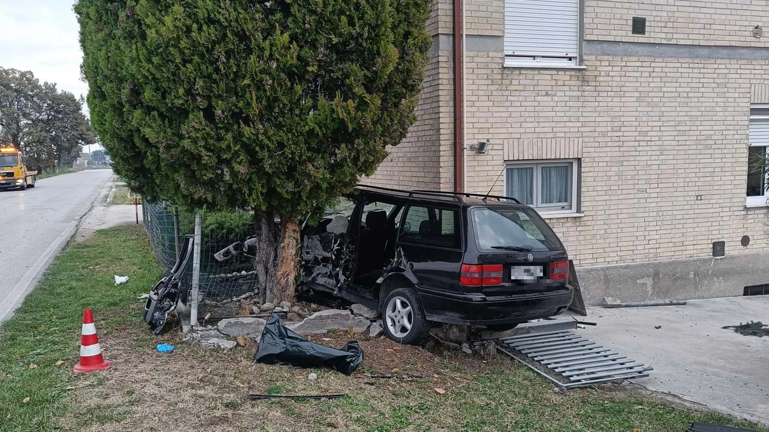 Incidente a Fermo: fuori strada con l'auto, donna in coma (foto Zeppilli)