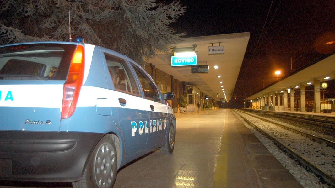 Si uccide la sera prima della laurea. Polizia alla stazione dei treni di Rovigo (Donzelli)
