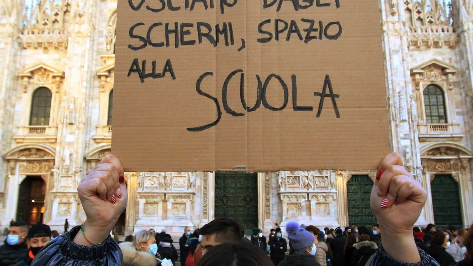 Una manifestazione di studenti in piazza Duomo a Milano 