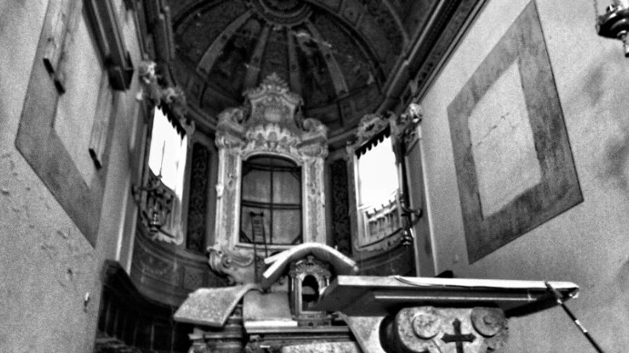 Una fotografia scattata da Ivan Gallini all’interno del Duomo ferito di Finale Emilia  