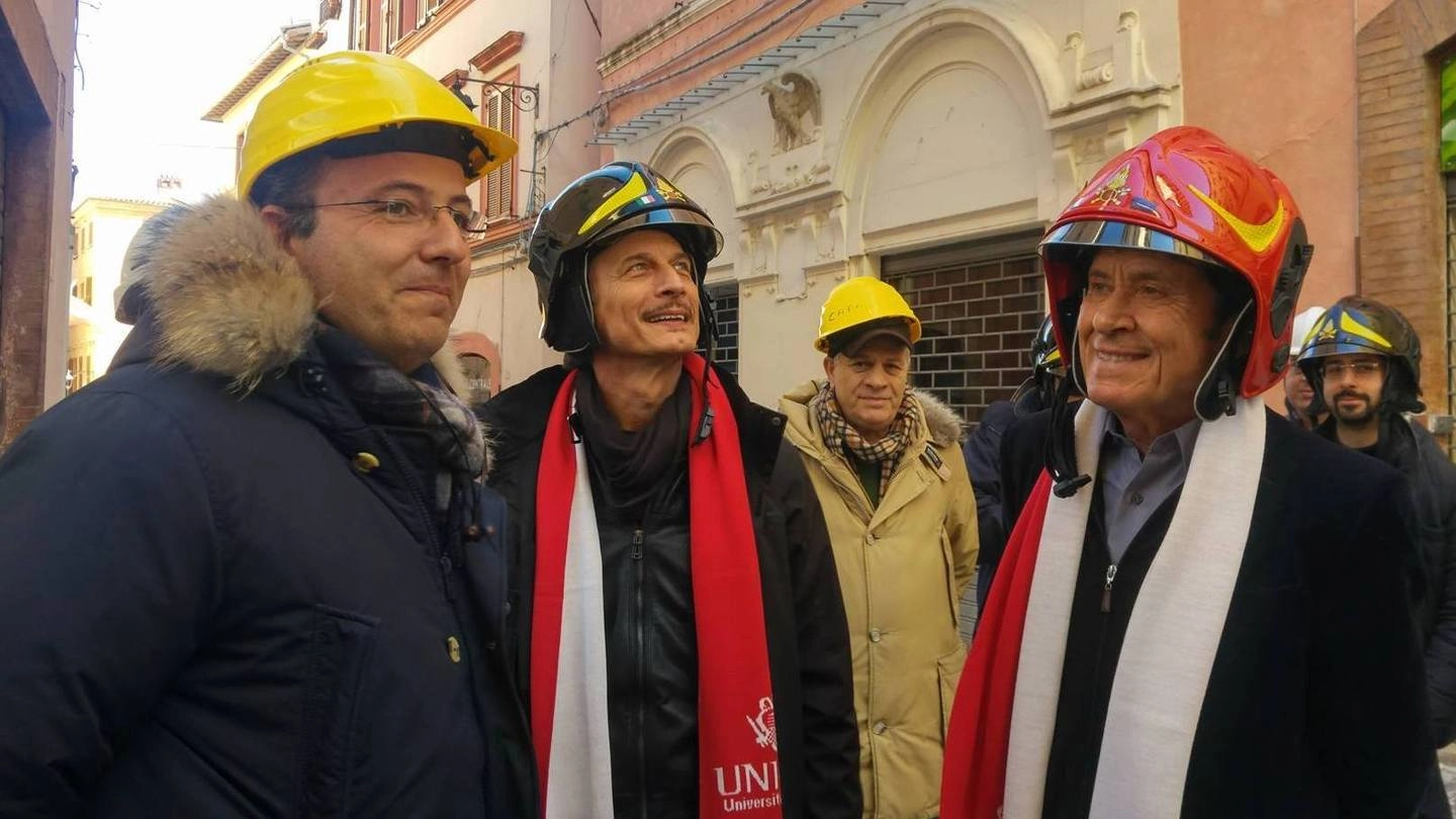 Gianni Morandi con Cesare Bocci e, a sinistra, il sindaco Gianluca Pasqui