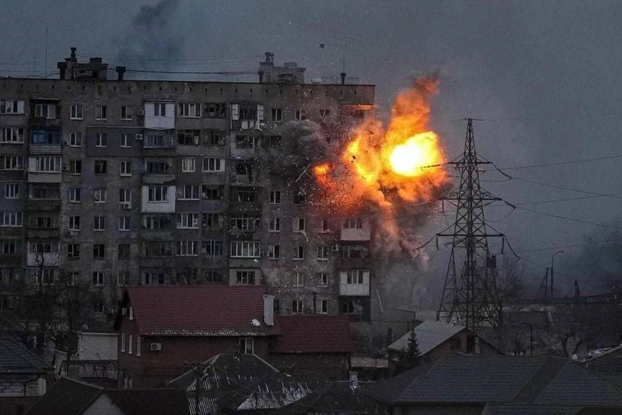 Un palazzo bombardato dai russi in Ucraina (Ansa)