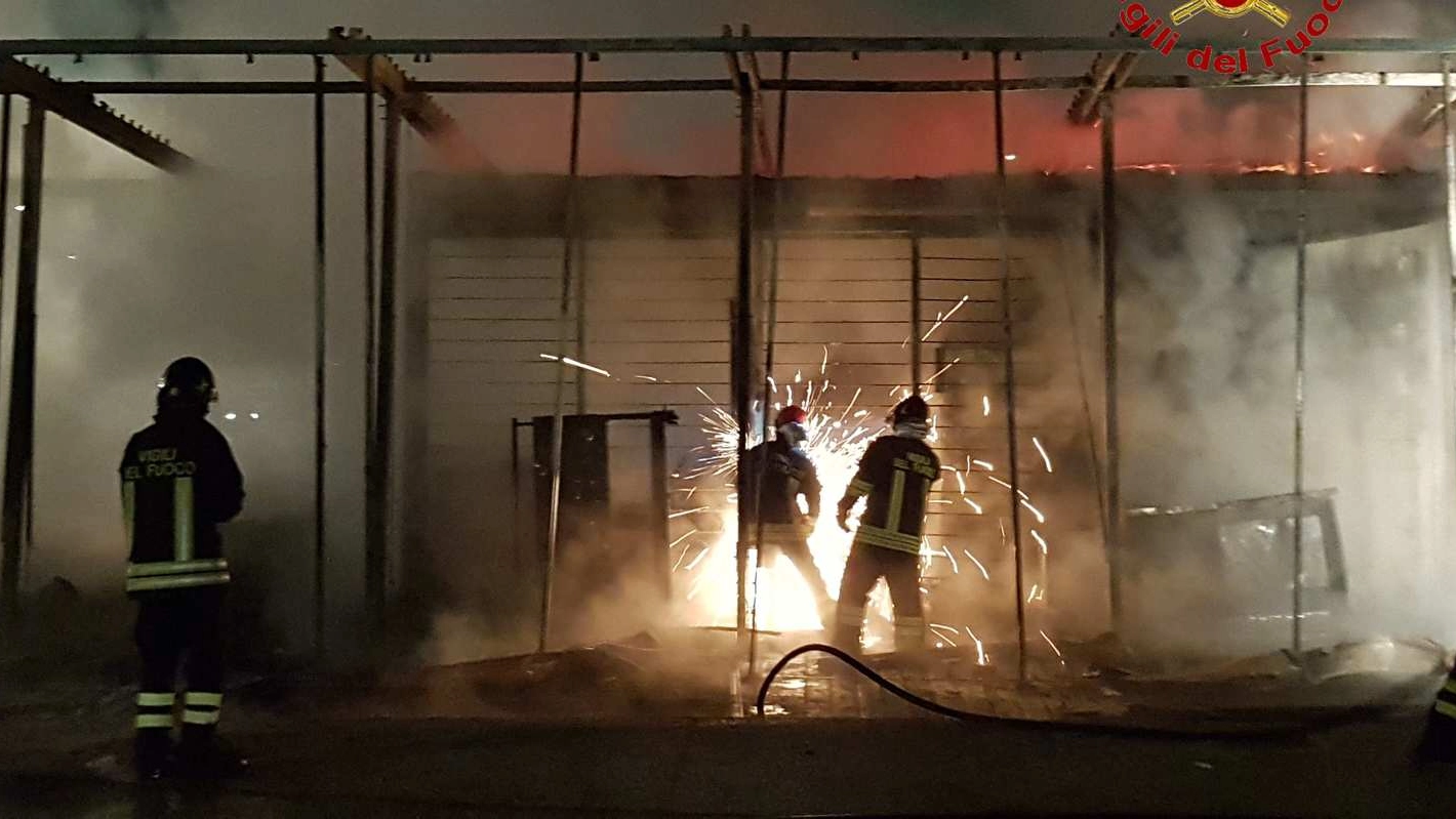 Il chiosco in fiamme a Trodica di Morrovalle