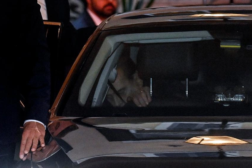 Silvio Berlusconi lascia in macchina la sede di Fratelli d'Italia