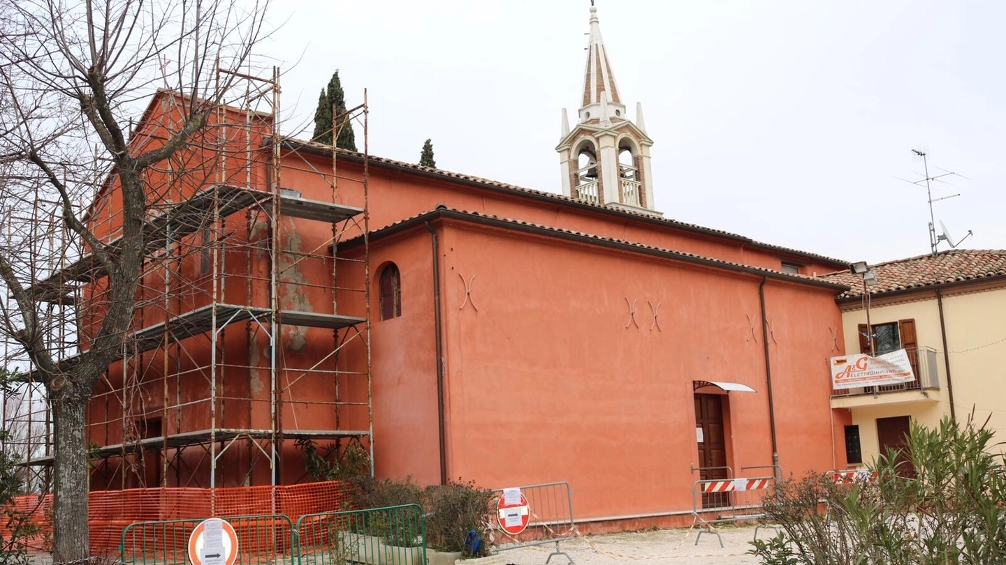 La chiesa di Serbadone  e il circolo sono stati  transennati in seguito all’ordinanza del sindaco di Montefiore Vallì Cipriani