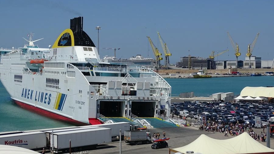 Ventiduemila passeggeri in transito nel fine settimana, piene le imbarcazioni per Grecia, Albania e Croazia. Quasi tremila i crocieristi Msc
