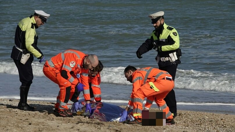 Trovato morto sulla spiaggia (foto Zeppilli)