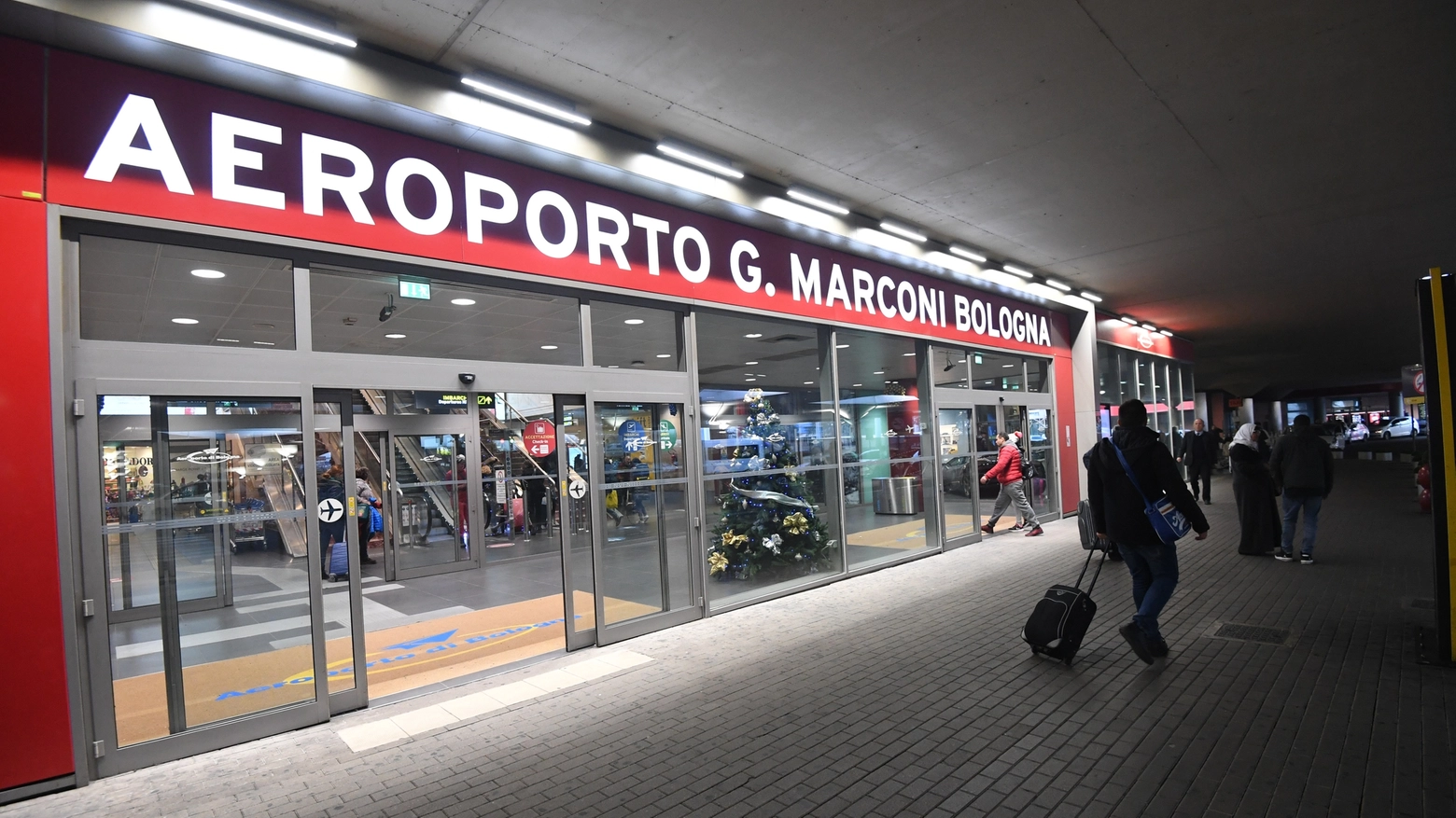 L'ingresso dell'aeroporto Marconi (Foto Schicchi)