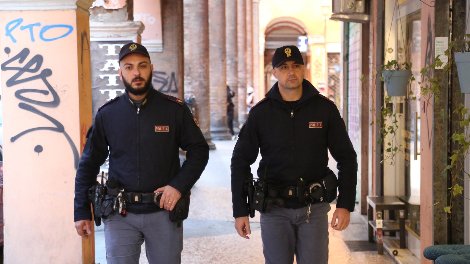 Poliziotti in via Marsala (Foto Schicchi)