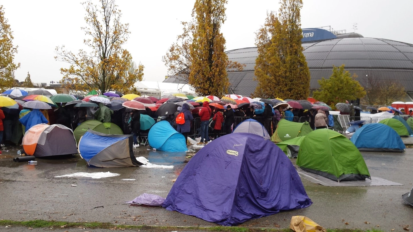 I fan accampati davanti all’Unipol Arena per il concerto di Justin Bieber (foto Mignardi) 