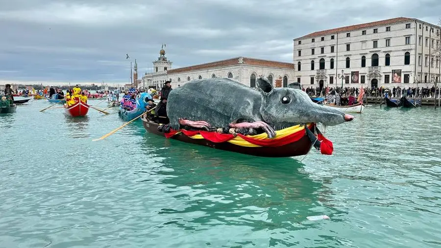 Carnevale di Venezia 2023: le barche e le remiere in corteo sul Canal  Grande aprono i festeggiamenti