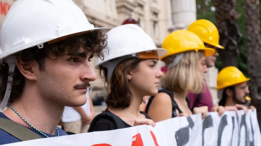 Flash mob della Rete studenti al Miur dopo la morte di stagista 18enne nel Veneziano