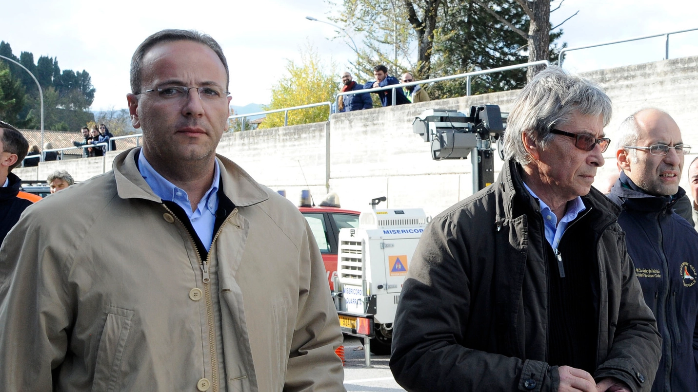 Gianluca Pasqui, sindaco di Camerino, insieme al commissario Errani e al capo della Protezione civile Curcio