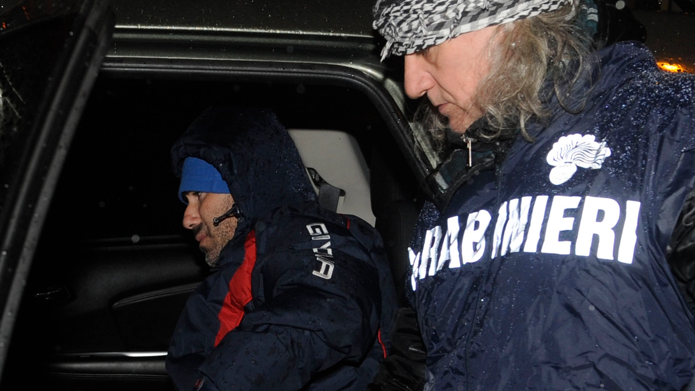 Giuseppe Farina portato in carcere dai carabinieri (foto Calavita)