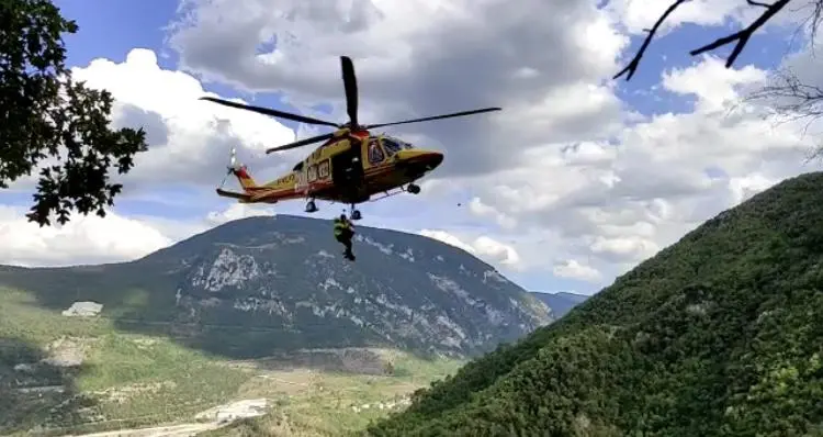 La gita in montagna diventa una tragedia Escursionista precipita per 80 metri e muore