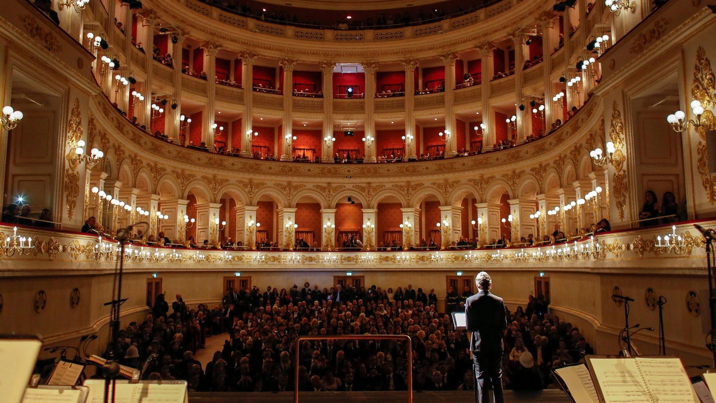 Due immagini dell’inaugurazione del teatro Galli