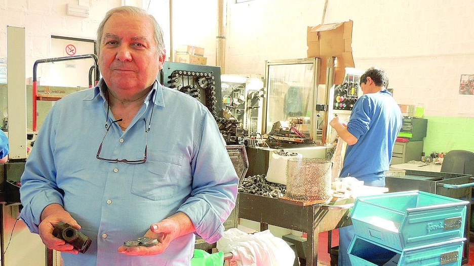 Giovanni Mattarelli in fabbrica con in mano i pezzi da ‘lappare’