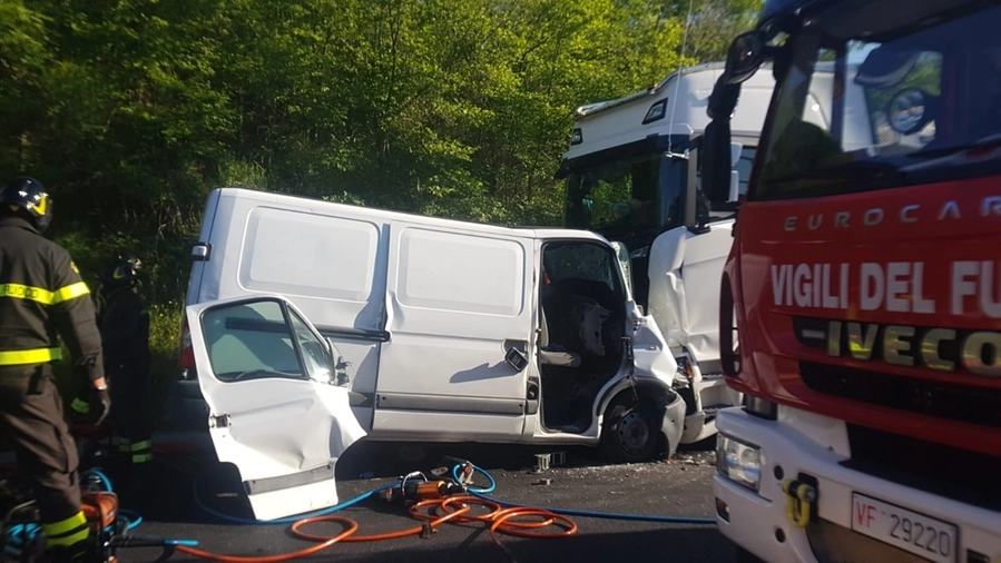 Incidente mortale a San Severino, furgone contro camion