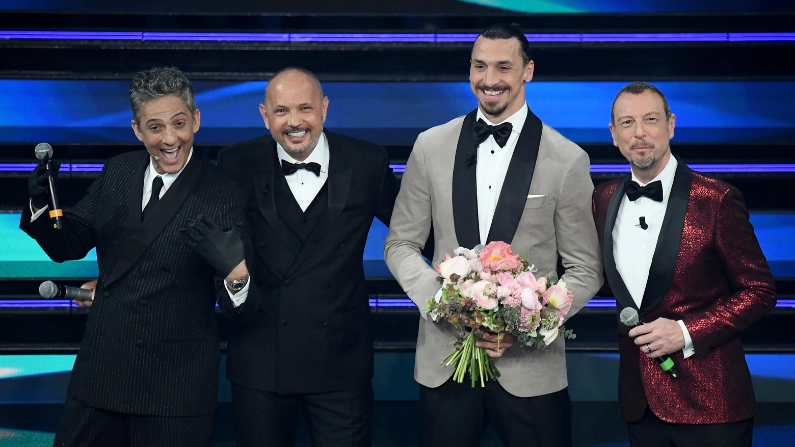 Da sinistra: Fiorello, Mihajlovic, Ibrahimovic e Amadeus sul palco di Sanremo
