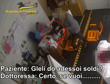 Finti vaccini a 20 euro, arrestati 2 medici a Ferrara: le intercettazioni